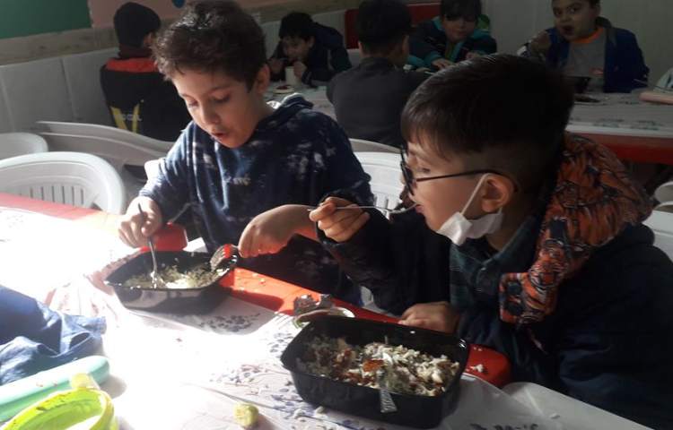 ناهار خوشمزه روز دوشنبه دبستان علوی 9