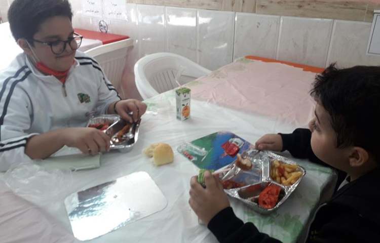ناهار دانش آموزان دوم و سوم 8
