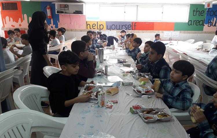 ناهار دانش آموزان دوم و سوم