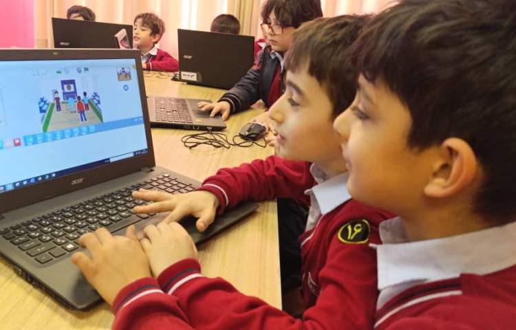 نحوه افزودن، تغییر و طراحی پس زمینه در نرم افزار اسکرچ جونیور 2