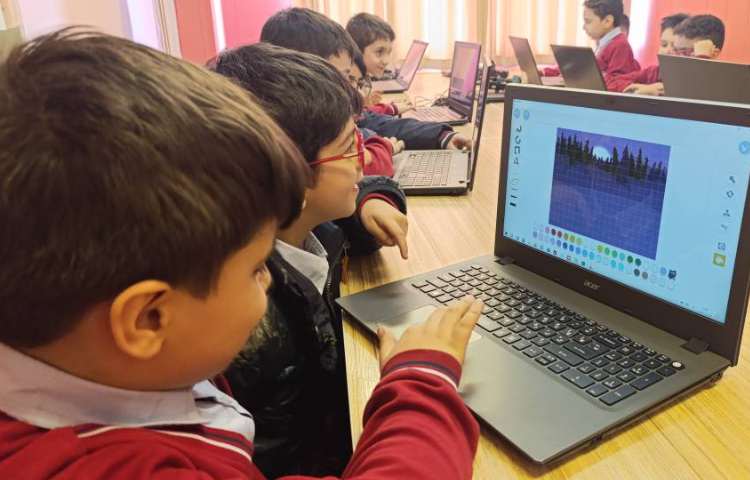 نحوه افزودن، تغییر و طراحی پس زمینه در نرم افزار اسکرچ جونیور 5