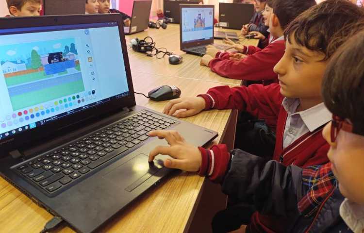 نحوه افزودن، تغییر و طراحی پس زمینه در نرم افزار اسکرچ جونیور