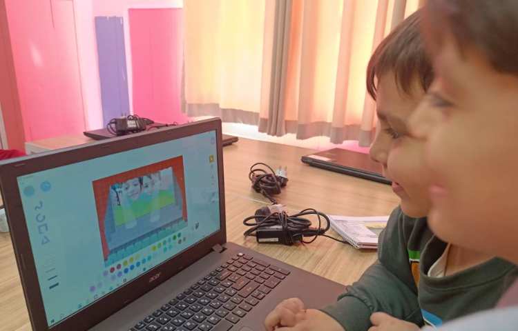 نحوه افزودن و تغییر پس زمینه در نرم افزار اسکرچ جونیور