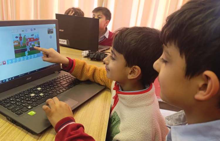 نحوه افزودن کاراکتر، شخصیت، شکلک یا اسپرایت در نرم افزار اسکرچ جونیور