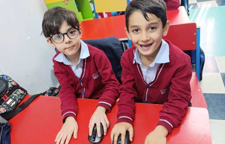 نحوه در دست گرفتن موس با دست راست و دست چپ