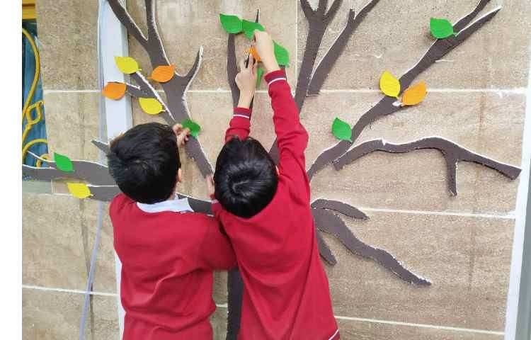 نصب درخت دانایی به مناسبت هفته ی کتاب. 11