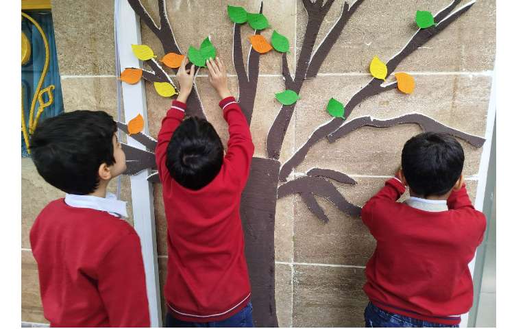 نصب درخت دانایی به مناسبت هفته ی کتاب. 15