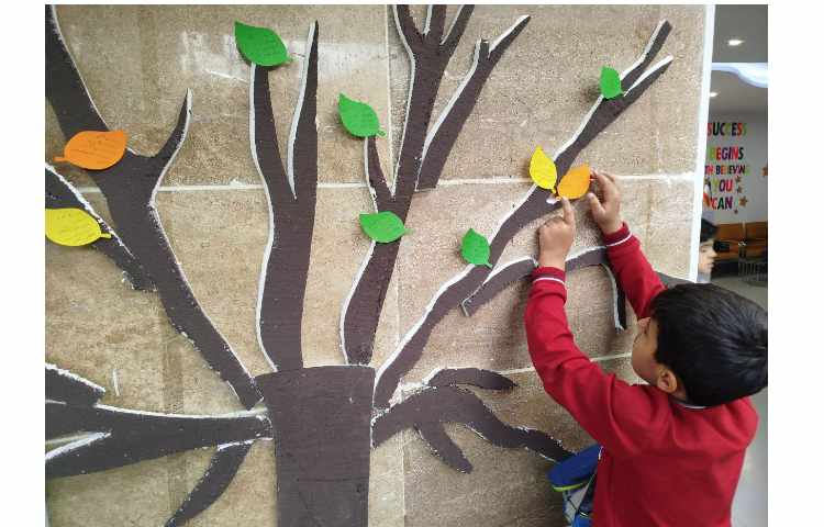 نصب درخت دانایی به مناسبت هفته ی کتاب. 17