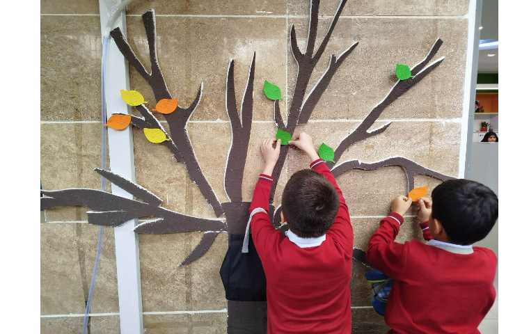 نصب درخت دانایی به مناسبت هفته ی کتاب. 4