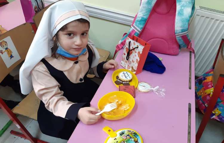 نظارت برخوراکی دانش آموزان ودادن کارت سلامت 2