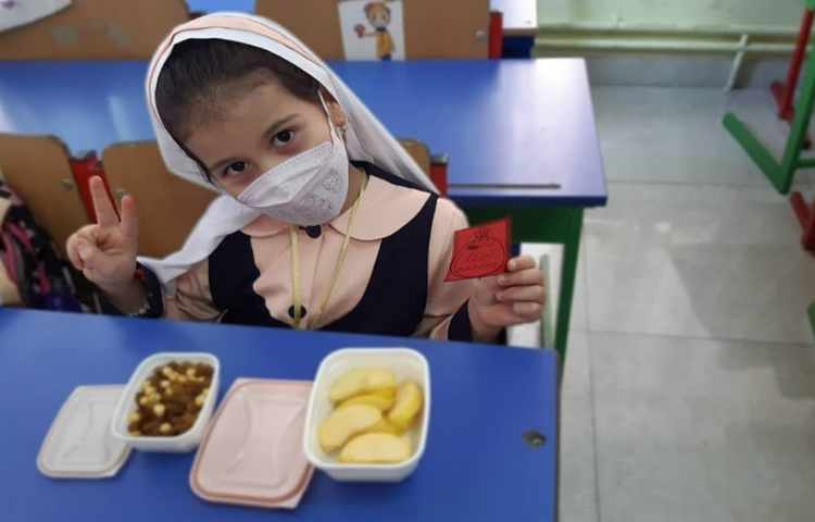 نظارت برخوراکی دانش آموزان ودادن کارت سلامت 4