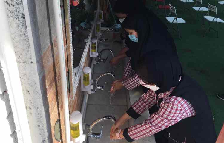 نظارت بر شست شوی دست دانش آموزان در هر زنگ‌تفریح