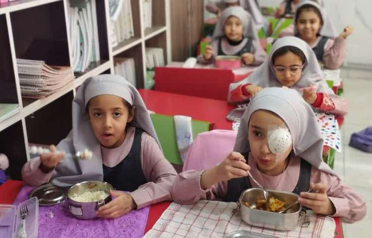 نظارت بر ناهار دانش آموزان 1