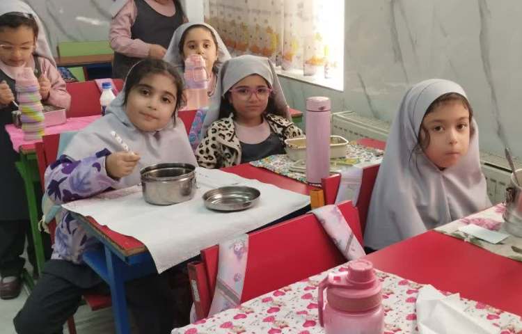 نظارت بر ناهار دانش آموزان 2