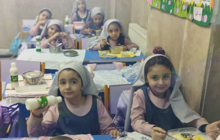 نظارت بر ناهار دانش آموزان 3