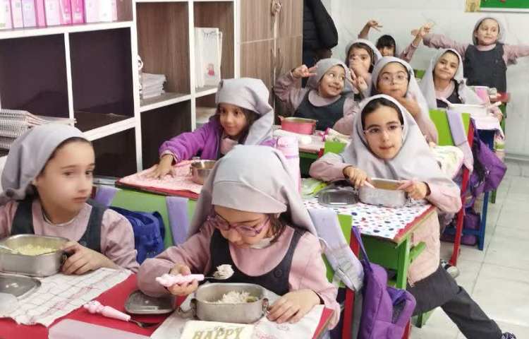 نظارت بر ناهار دانش آموزان 3