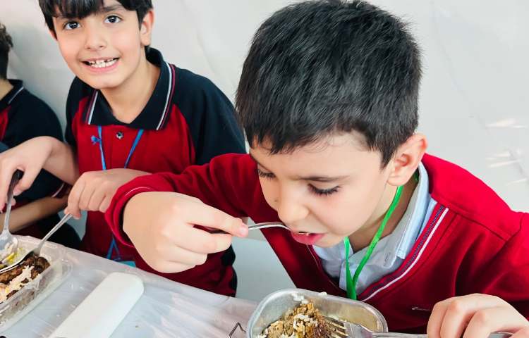 نظارت بر نحوه‌ی غذا خوردن دانش‌آموزان 2