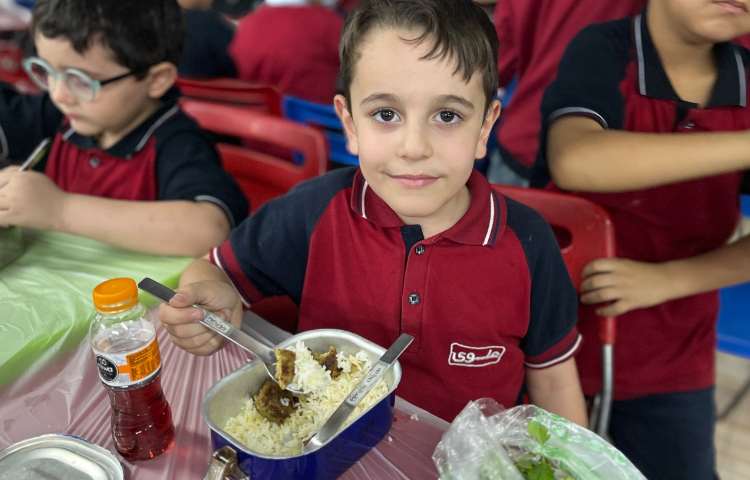 نظارت بر نحوه‌ی غذا خوردن دانش‌آموزان 3