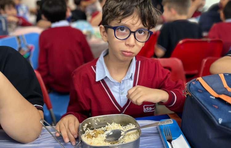 نظارت بر نحوه‌ی غذا خوردن دانش‌آموزان 4