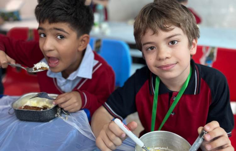 نظارت بر نحوه‌ی غذا خوردن دانش‌آموزان 5