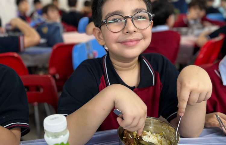 نظارت بر نحوه‌ی غذا خوردن دانش‌آموزان