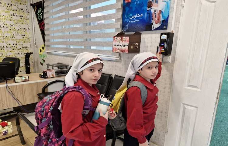 نظارت بر ورود و خروج دانش آموزان 1