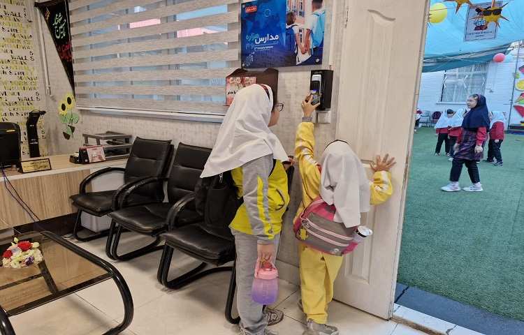نظارت بر ورود و خروج دانش آموزان 3