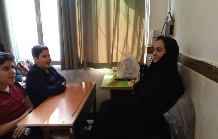 نظارت مدیر دبستان بر تمرینات سرود گروهی برای مسابقات منطقه ای 1