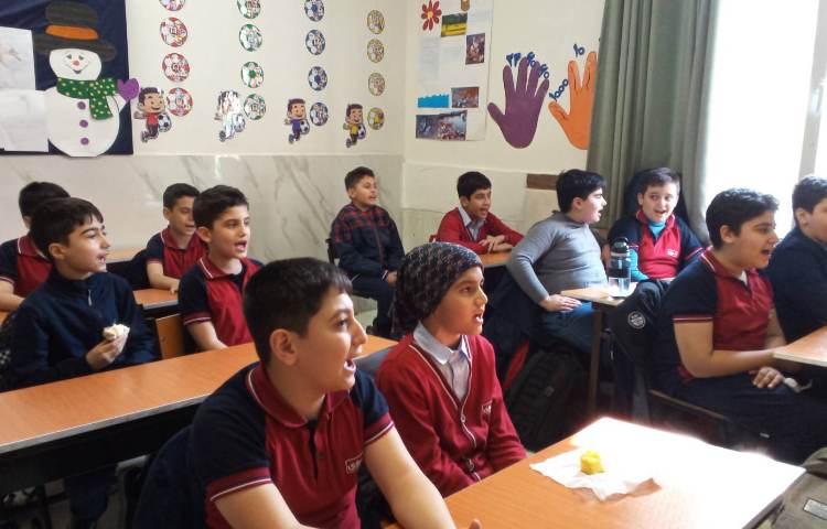 نظارت مدیر دبستان بر تمرینات سرود گروهی برای مسابقات منطقه ای 2