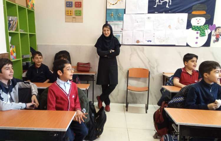 نظارت مدیر دبستان بر تمرینات سرود گروهی برای مسابقات منطقه ای 3