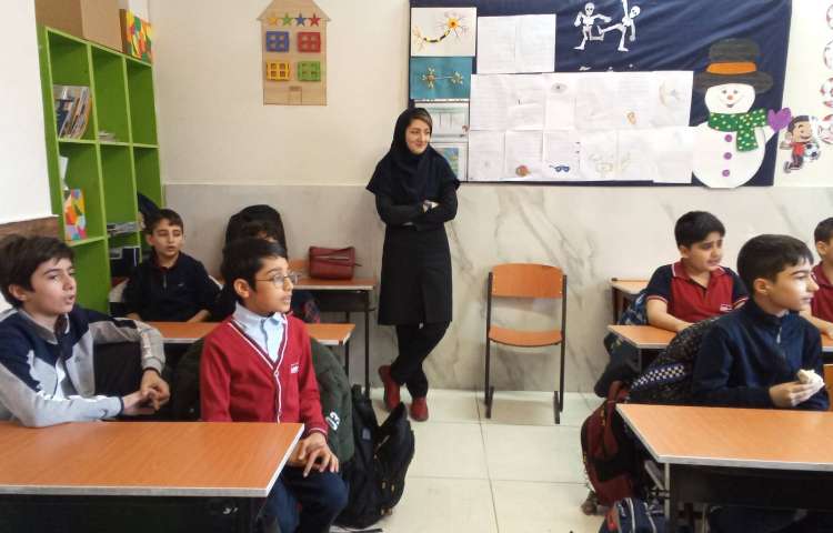 نظارت مدیر دبستان بر تمرینات سرود گروهی برای مسابقات منطقه ای 4