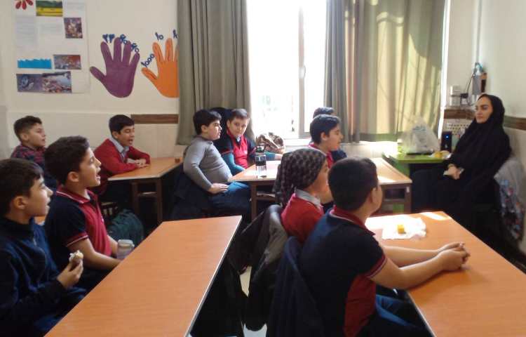 نظارت مدیر دبستان بر تمرینات سرود گروهی برای مسابقات منطقه ای 5