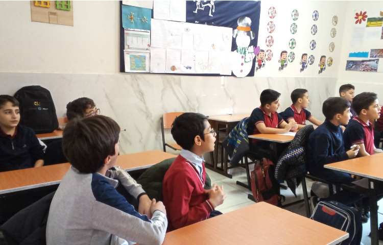 نظارت مدیر دبستان بر تمرینات سرود گروهی برای مسابقات منطقه ای 6