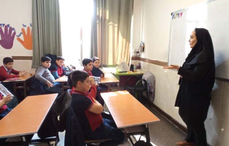 نظارت مدیر دبستان بر تمرینات سرود گروهی برای مسابقات منطقه ای 7