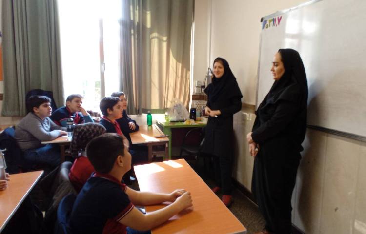 نظارت مدیر دبستان بر تمرینات سرود گروهی برای مسابقات منطقه ای 8