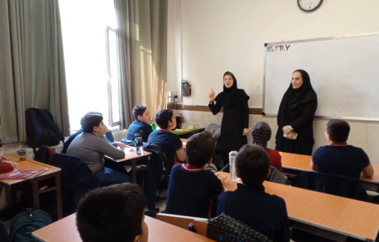 نظارت مدیر دبستان بر تمرینات سرود گروهی برای مسابقات منطقه ای 9