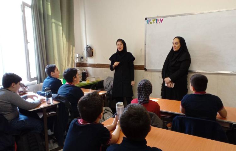 نظارت مدیر دبستان بر تمرینات سرود گروهی برای مسابقات منطقه ای