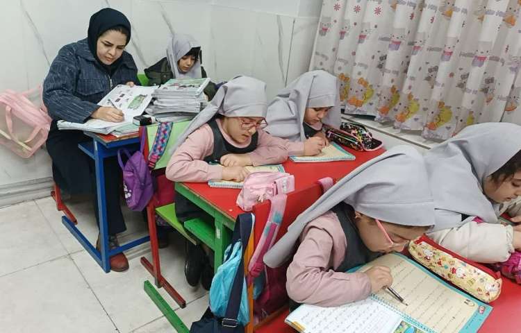 نظارت معاون آموزشی بر آموزش کلاس ها 1