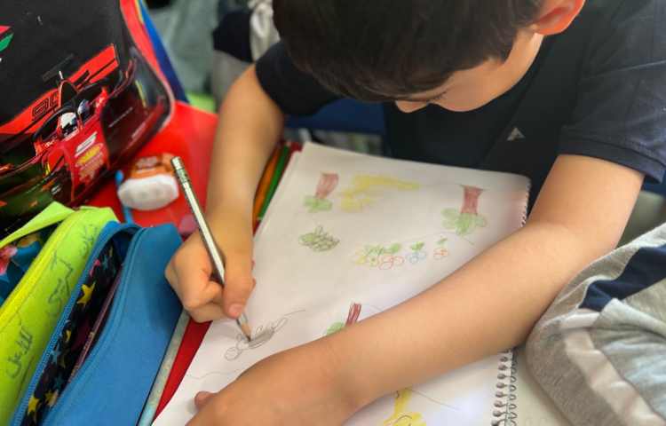 نقاشی از جنگل طبقه ای همراه حیوانات مختلف 2