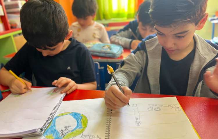 نقاشی از جنگل طبقه ای همراه حیوانات مختلف