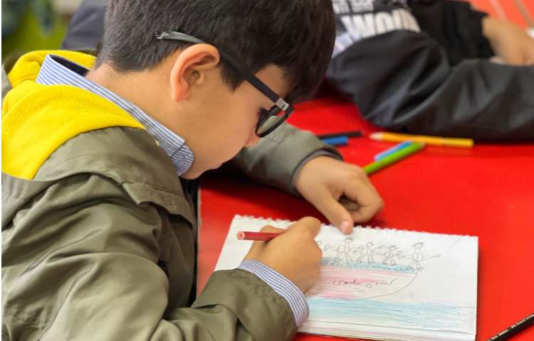 نقاشی از یک کشتی تفریحی و جزیره 13