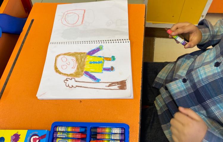 :نقاشی با حرف م،تصویری از مادر کشیده شد،کلاس توت فرنگی 2