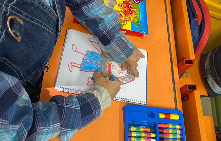 :نقاشی با حرف م،تصویری از مادر کشیده شد،کلاس توت فرنگی 4