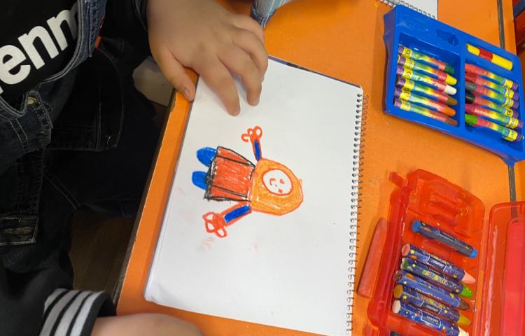 :نقاشی با حرف م،تصویری از مادر کشیده شد،کلاس توت فرنگی