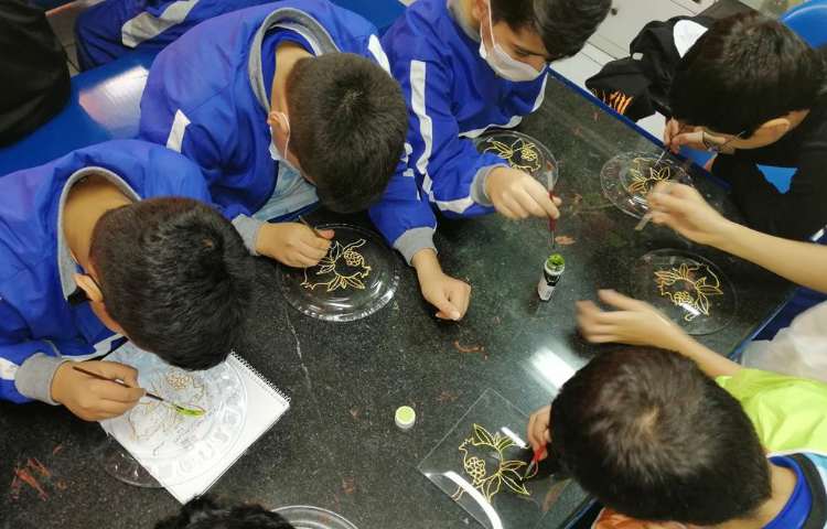 نقاشی با خمیر ویترای روی شیشه پایه ششم 2