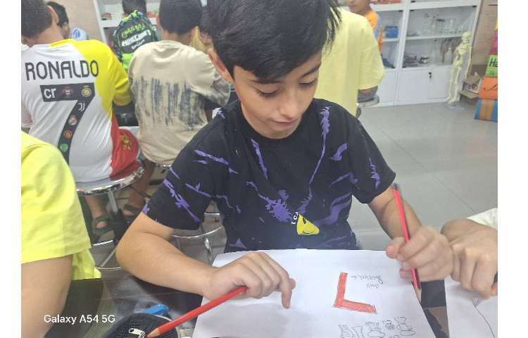 نقاشی با دست مخالف