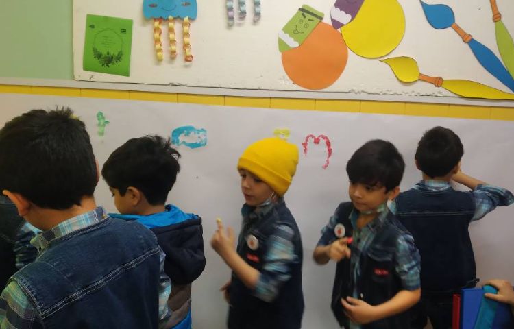 :نقاشی دانش آموزان برای مدیر مدرسه و تشکر از ایشان به پاس زحمات های ایشان و یادگیری اسم مدیر 2