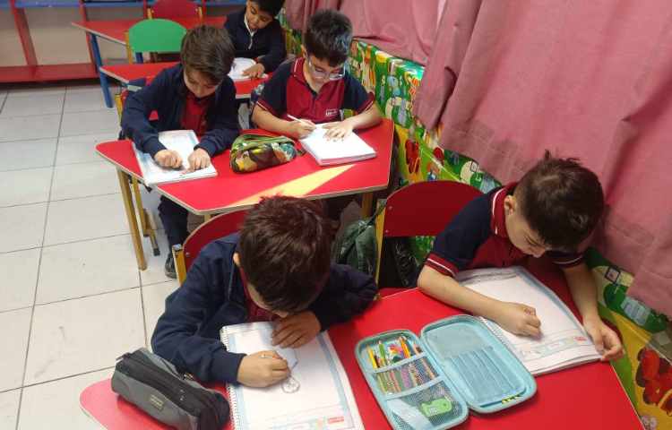 نقاشی روزهای پایانی سال در کنار همکلاسی های خود