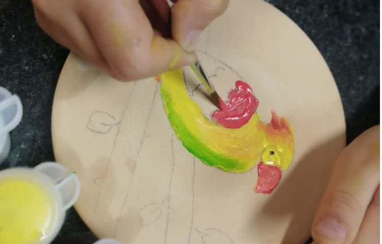 نقاشی روی سفال دانش اموزان پایه سوم دبستان 1