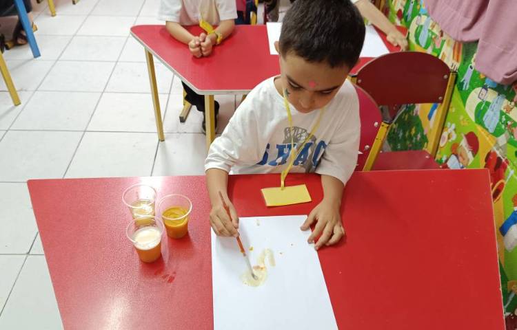 نقاشی علمی بوسلیه‌ی آبلیمو،پودرلباسشویی، زردچوبه تغییر رنگ را مشاهده کردند. 3